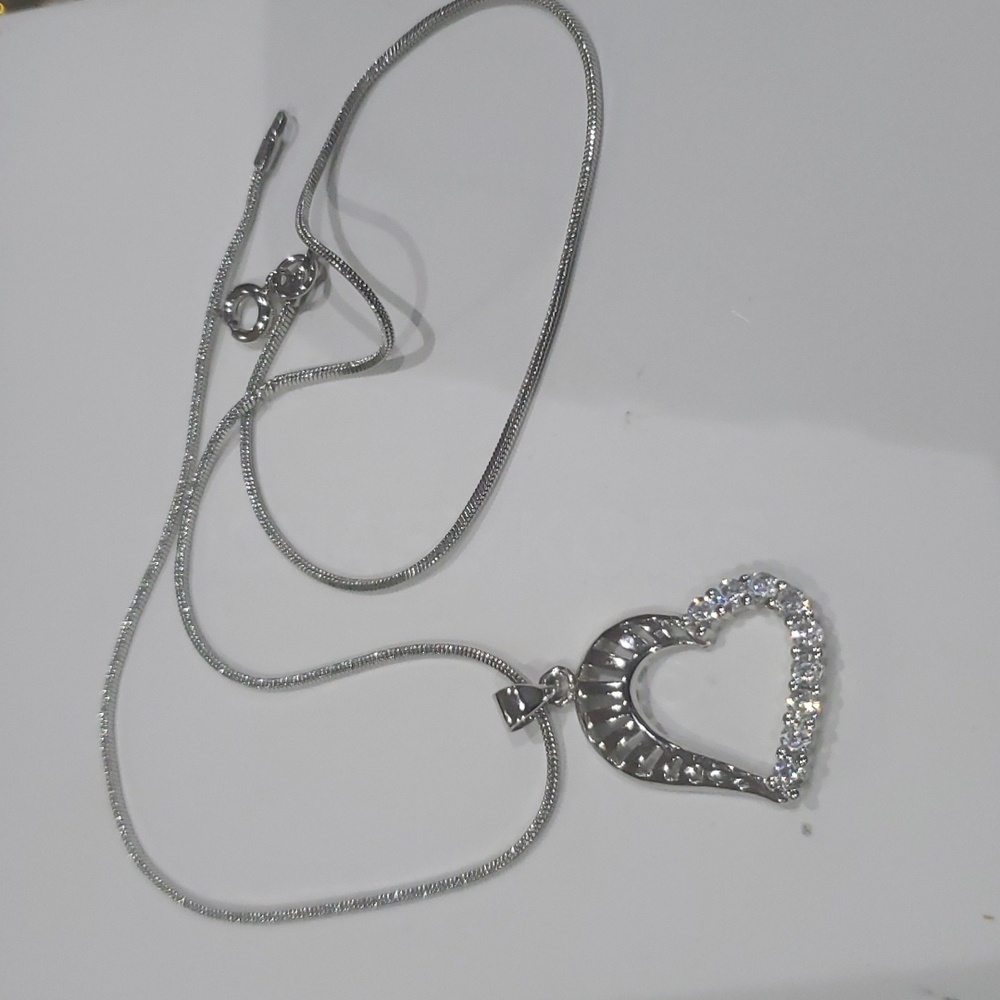 Necklace ๐ค - Picture 2 of 4